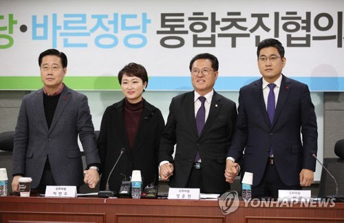 3일 오전 국회의원회관에서 열린 국민의당-바른정당 통합추진협의체 출범식에 국민의당 이태규(왼쪽부터), 이언주 의원과 바른정당 정운천 최고위원, 오신환 원내대표가 참석해 포즈를 취하고 있다. 연합뉴스